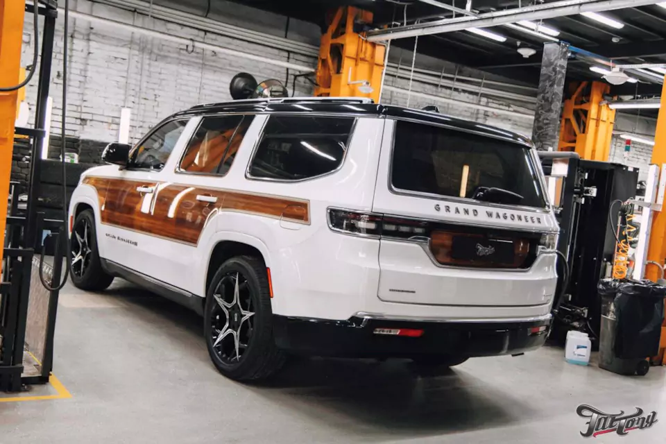 Фирменный шиномонтаж с адаптацией и балансировкой на стендах Hunter для Jeep Grand Wagoneer. Собираем новый комплект!